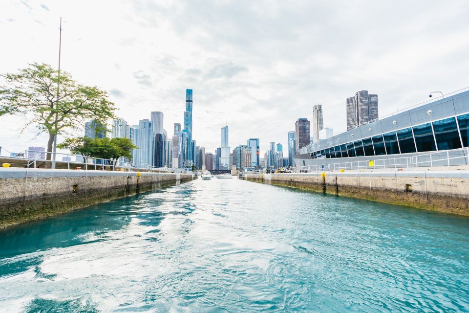 Chicago: 1.5-Hour Lake and River Architecture Cruise - Grant Park, Buckingham Fountain, and Museum Campus from the water