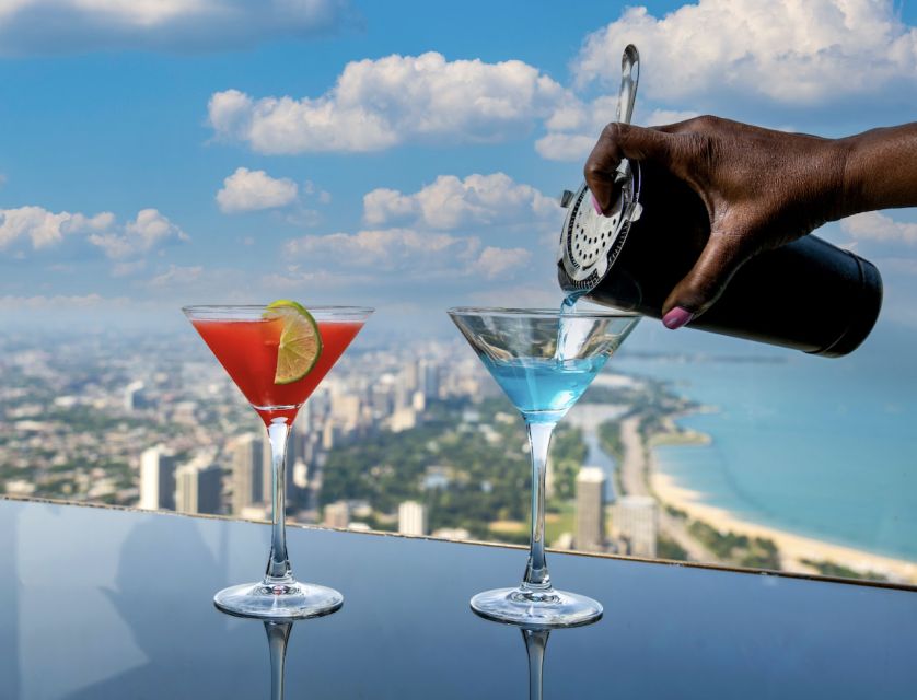Chicago: 360 Chicago Observation Deck Sip and View Ticket - CloudWalk and CloudBar extras: fun on the way to the view