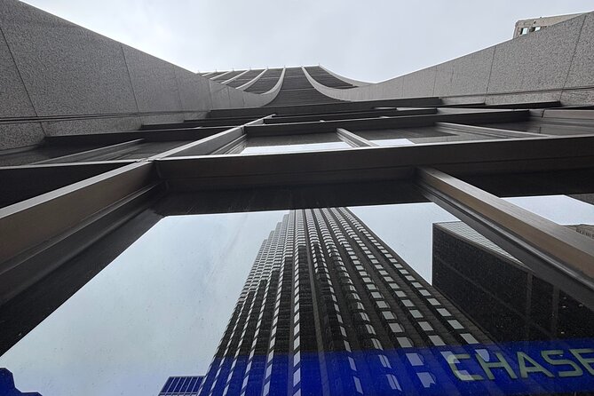 Chicago Architecture and True Crime Tour - Chase Tower finale: an illusion building and a real photo target
