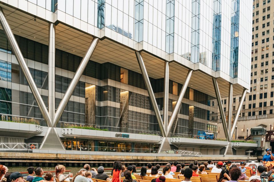 Chicago: Architecture River Cruise Skip-the-Ticket Line - Cash Bar, Deck Seating, and What to Wear Outdoors