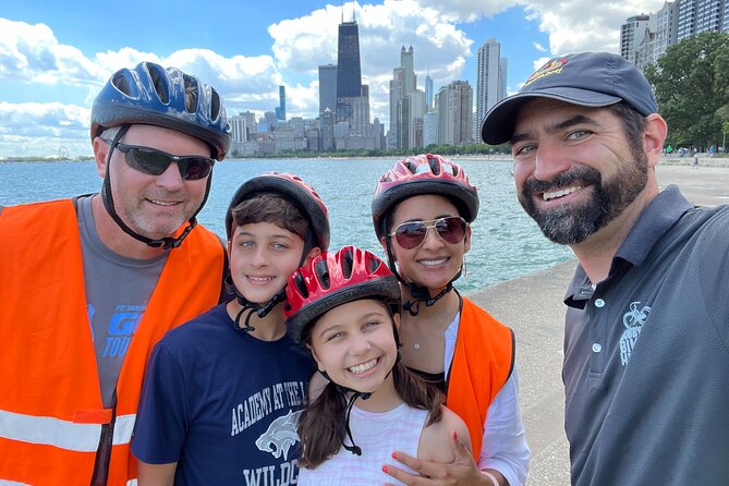 Chicago Family Food and Bike Tour with Top Attractions - Iconic Marquee Sign and the Quick Photo Stops That Keep Momentum