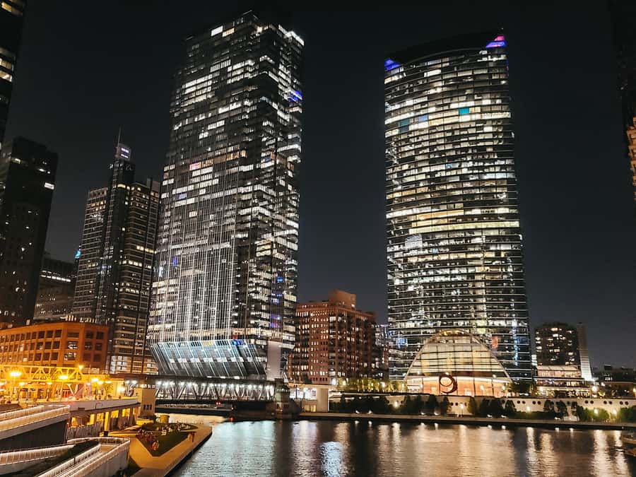 Chicago: Fireworks Cruise with Lake or River Viewing Options - Onboard Comfort: Indoor Decks, Wind, and a Cash Bar With Local Flavor