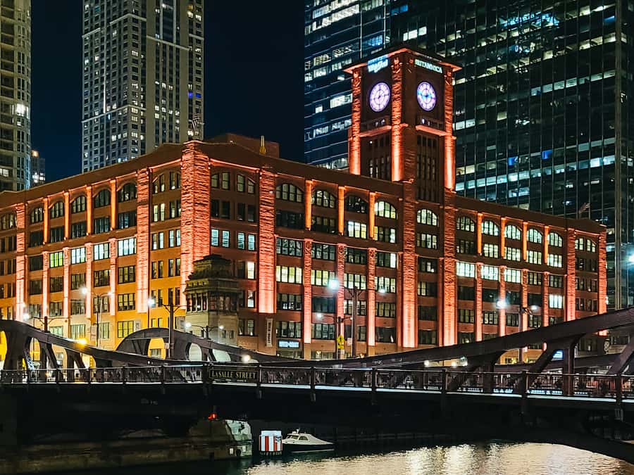 Chicago: Fireworks Cruise with Lake or River Viewing Options - What the Guide Adds: History, Locks, and Real-World Humor