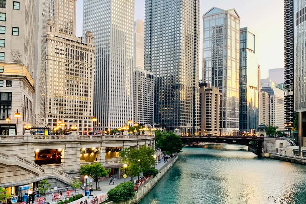 Chicago: Magnificent Mile Tour With Optional 360 Chicago - Getting oriented: the Federal Building Columns start point