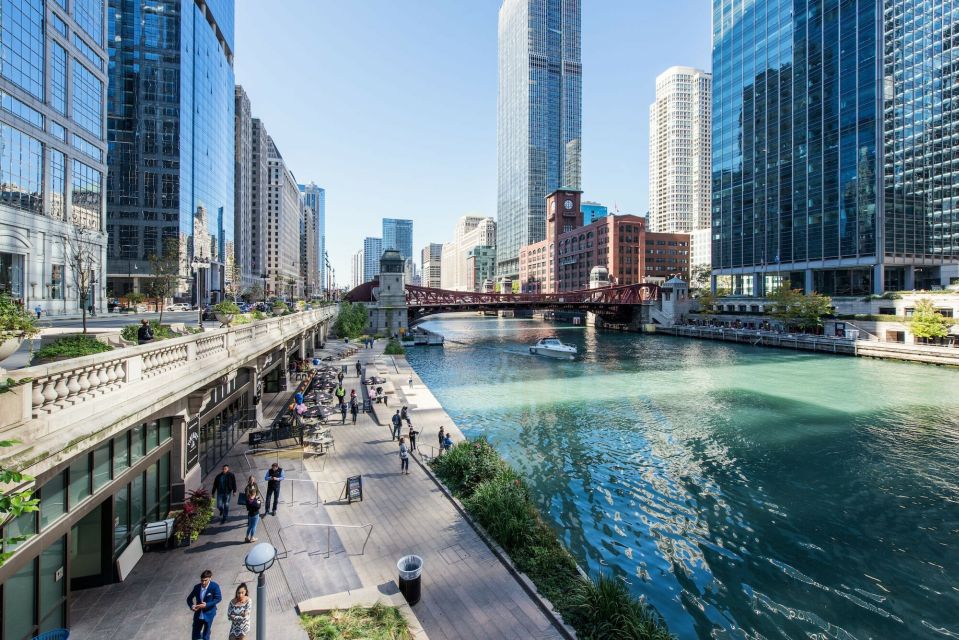 Chicago: Must See Chicago 90 minute Walking Tour - How the CAC-trained guides change the whole experience