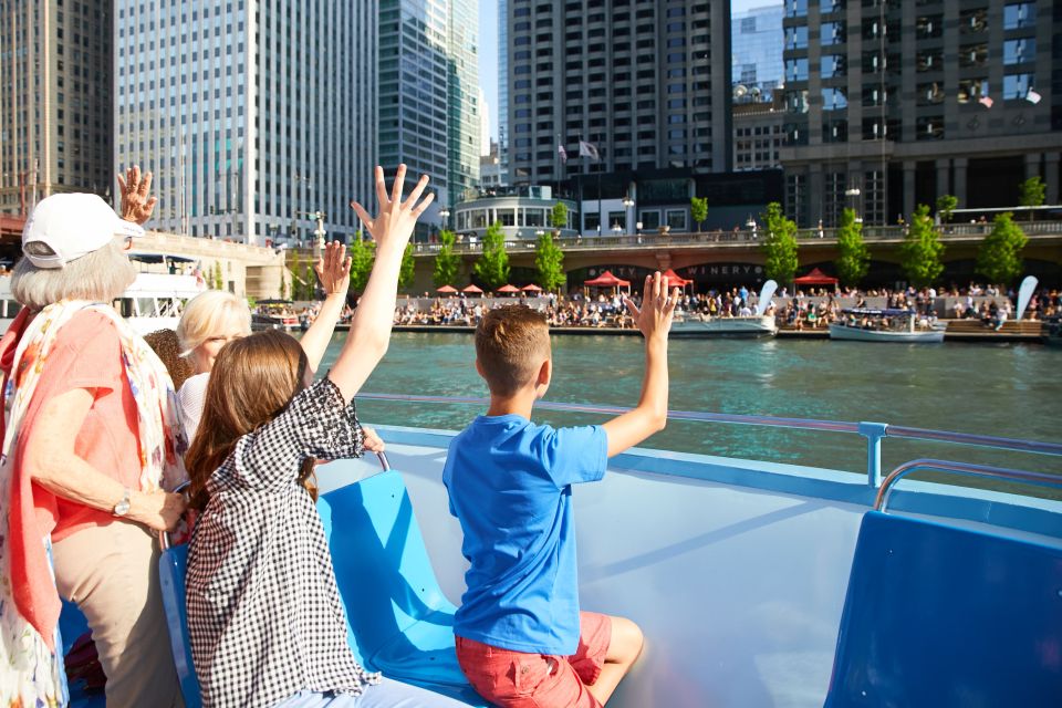 Chicago: Narrated Sightseeing River and Lake Cruise - The Chicago River-and-Lake loop: why it works
