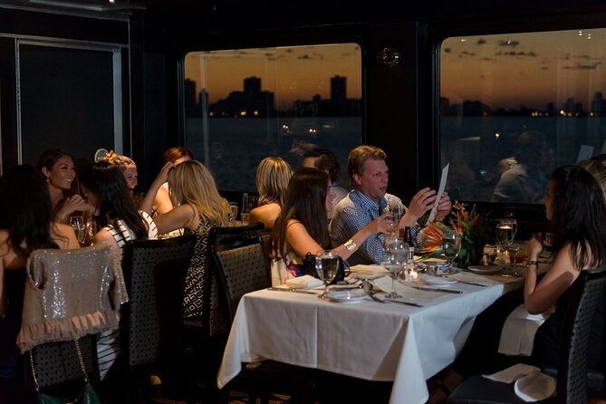 Chicago Premier Dinner Cruise on Lake Michigan - Fireworks on Lake Michigan: the Wednesday and Saturday pyro-musical schedule