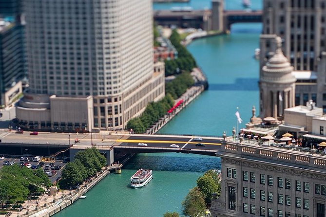Chicago Sightseeing River and Lake Cruise - Dress for spray, not just weather