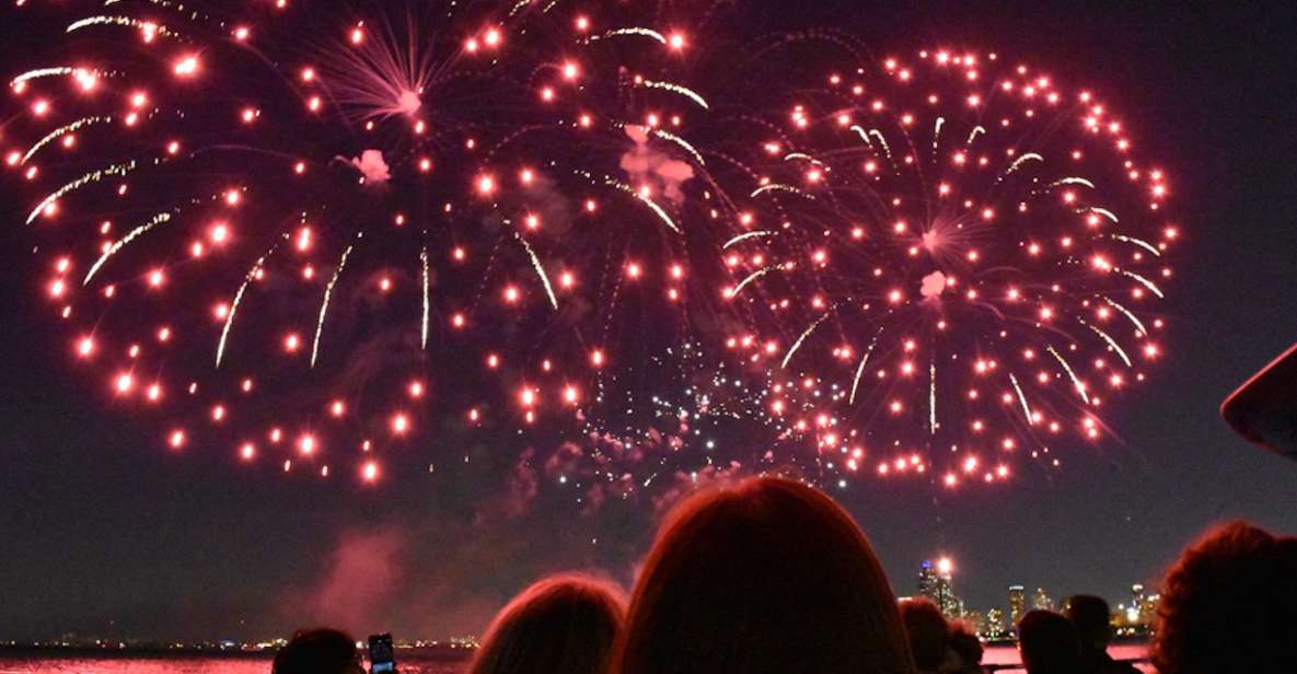 Chicago: Summer Fireworks Cruise with 3D Glasses and Music - How the Complimentary 3D Glasses and Music Work With the Show