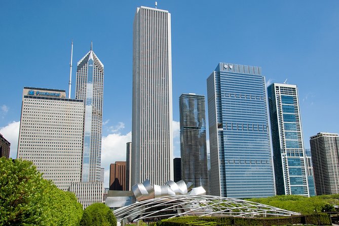 Chicago Walking Tour: Must-See Chicago - Stop 2: Aqua Tower and the modern skyline’s turn toward personality
