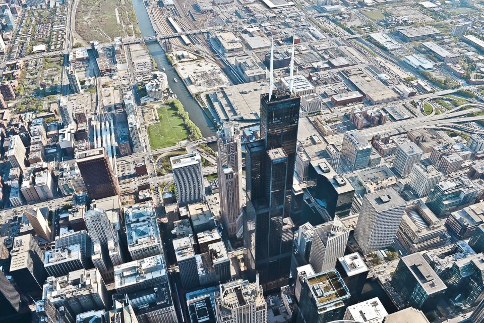 Chicago: Willis Tower Skydeck and The Ledge Ticket - The Ledge glass balcony: the thrill, the rules, and how to enjoy it