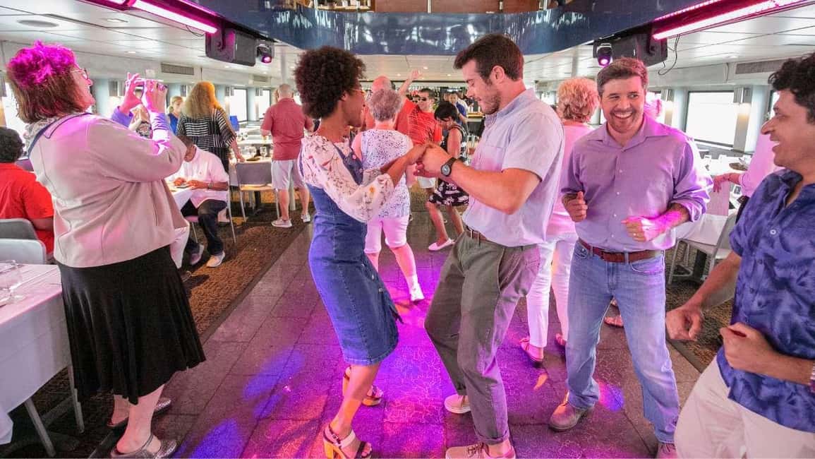 City Cruises Chicago: Lake Michigan Lunch or Dinner Cruise - The vibe on a City Cruises Chicago Lake Michigan cruise
