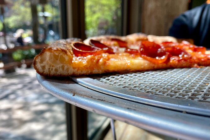 Downtown Chicago Walking Pizza Tour - Guides, personalities, and why the food comparisons matter