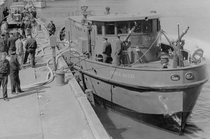 Historical and Architectural Chicago Fireboat River & Lake Cruise - Through the Locks to the Chicago River: Where the Architecture Tightens