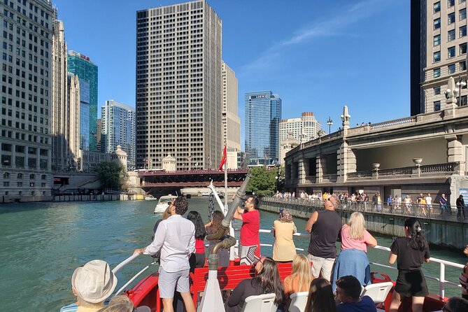 Historical and Architectural Chicago Fireboat River & Lake Cruise - Onboard Comfort: Seats, Warmth, Bathrooms, and the Snacks-Drinks Setup