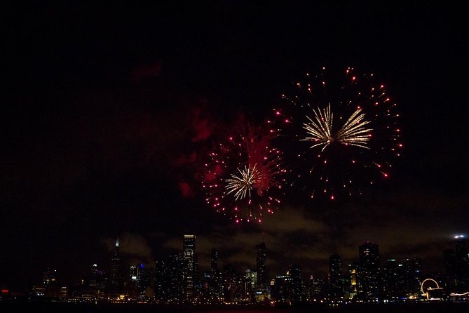 Lake Michigan Fireworks Cruise in Chicago - River and Downtown Landmarks: The Sights Between the Fireworks