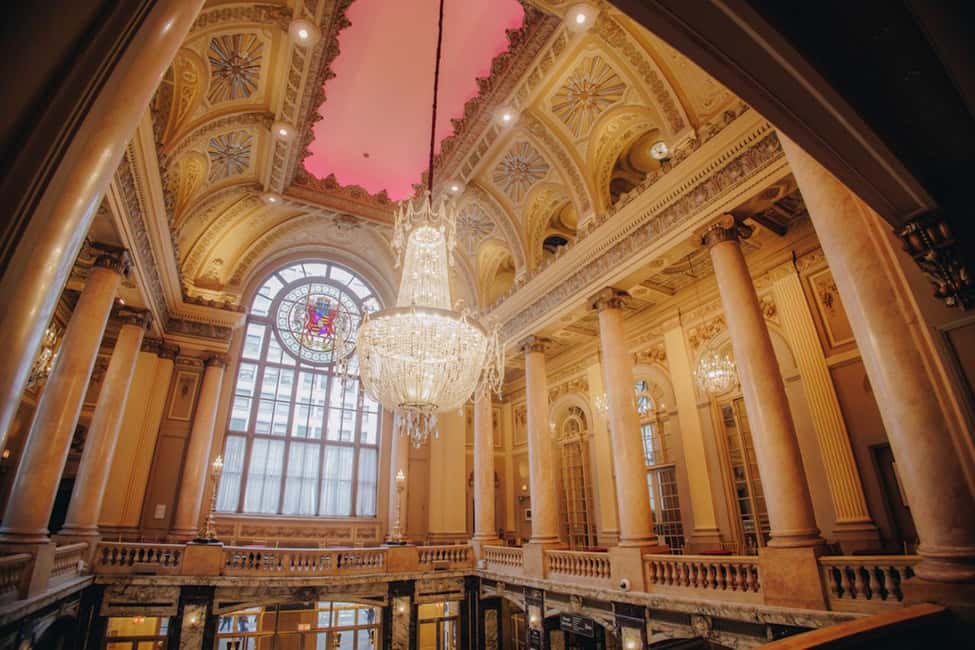 The Chicago Theatre Tour Experience - 1921 to today: what the guide explains in the lobby